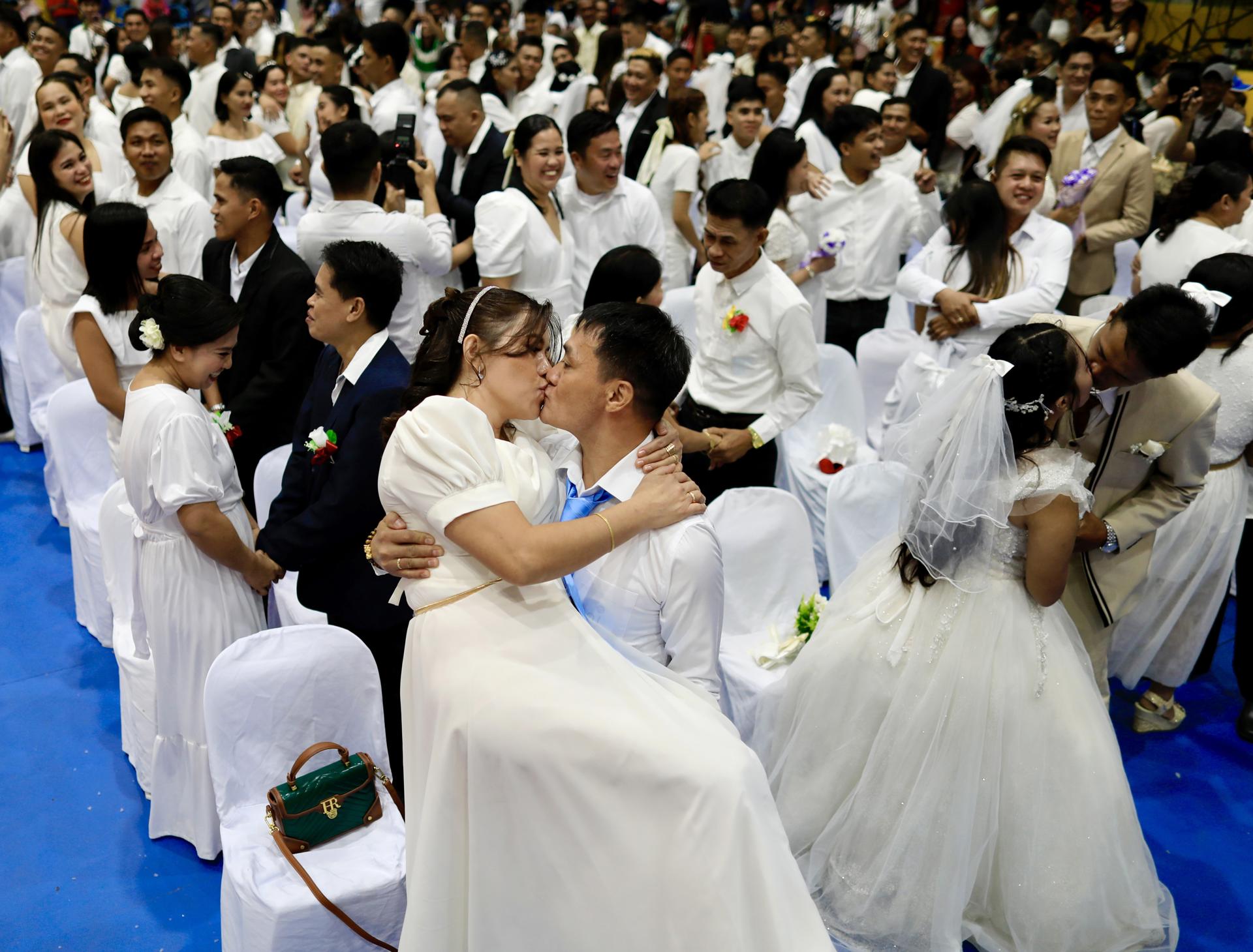 Fueron 57 bodas en Manila. 