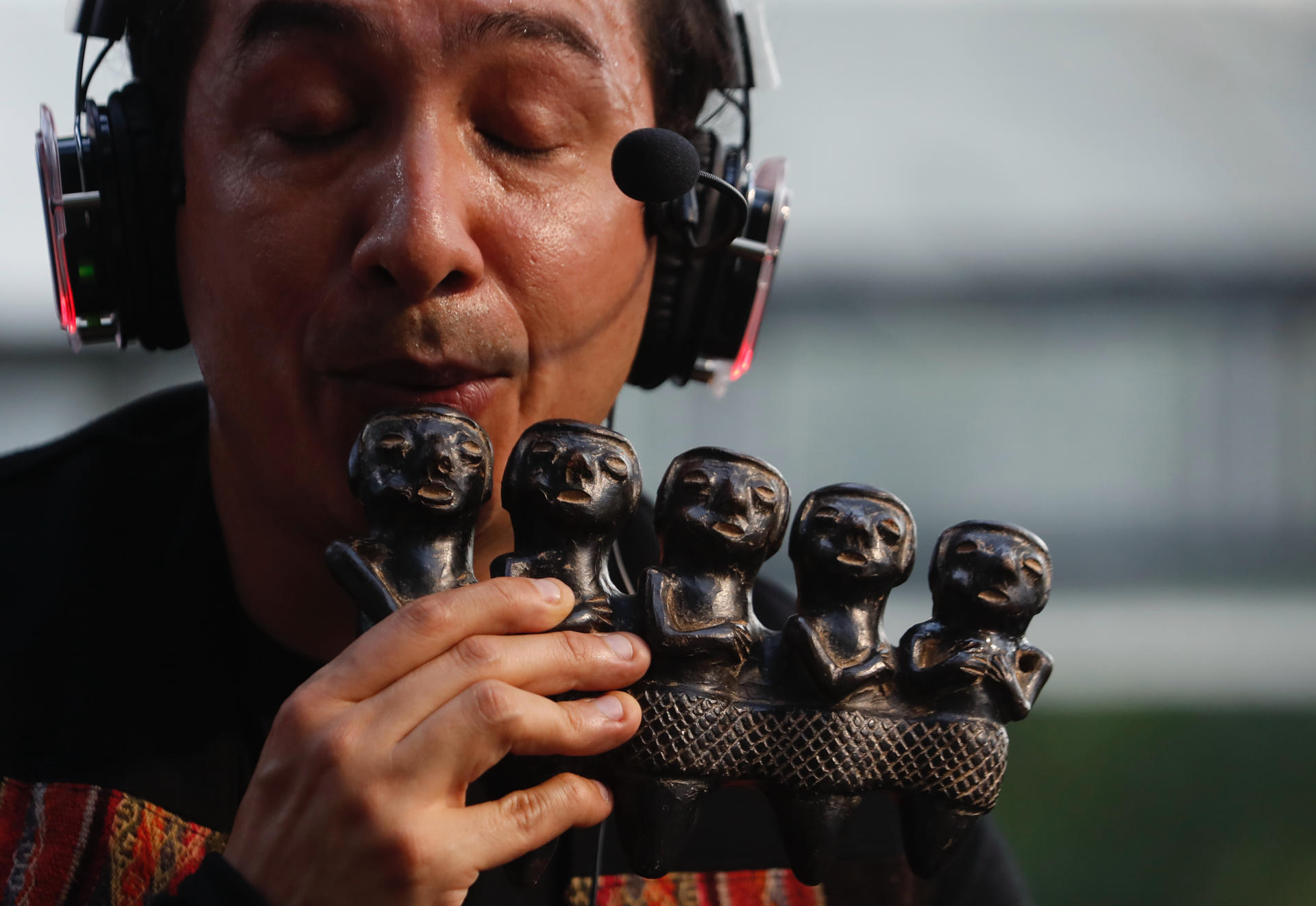 El músico argentino Esteban Valdivia interpreta una flauta de la cultura pasto.