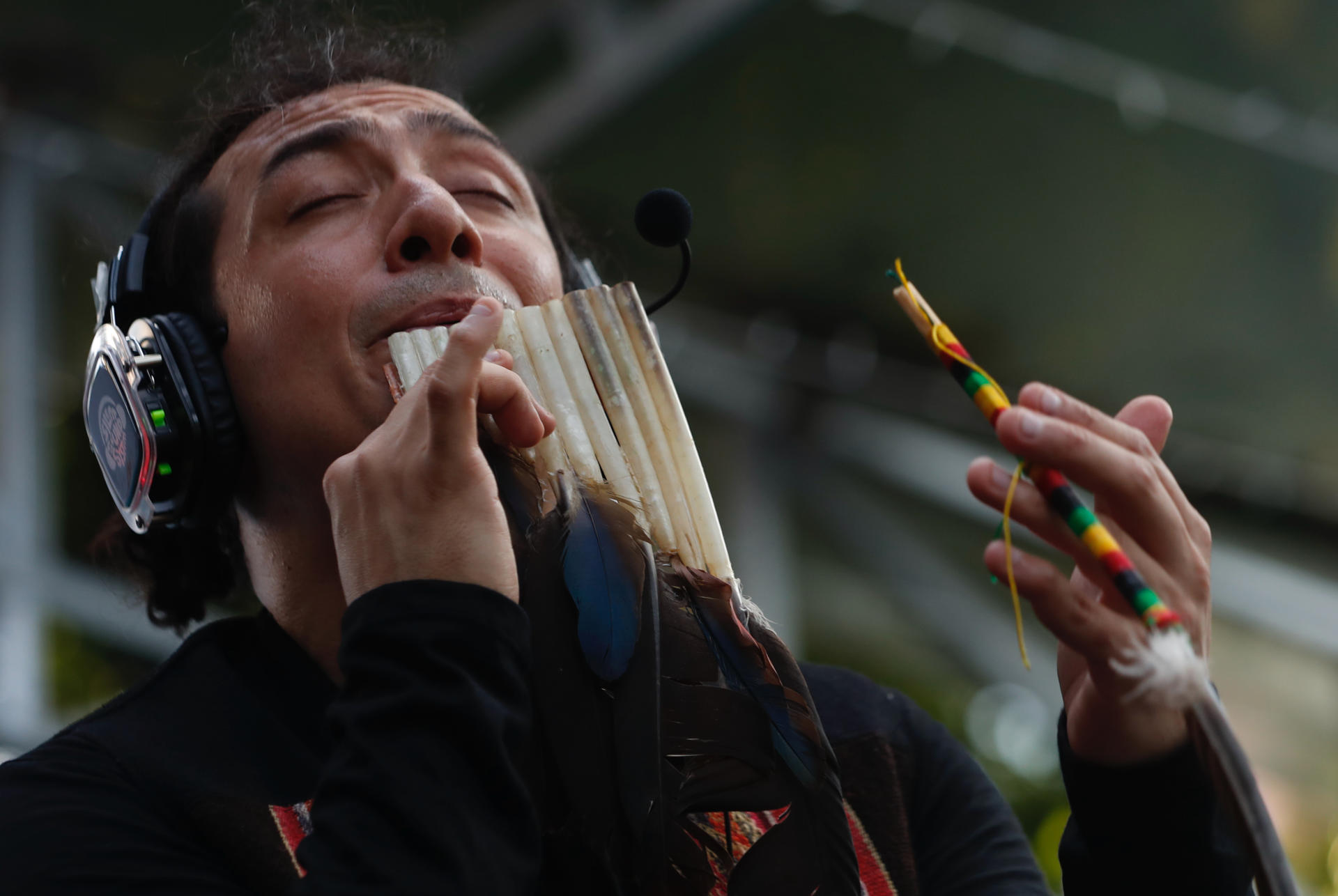 El músico argentino Esteban Valdivia interpreta una flauta de pan de plumas de cóndor durante un concierto.