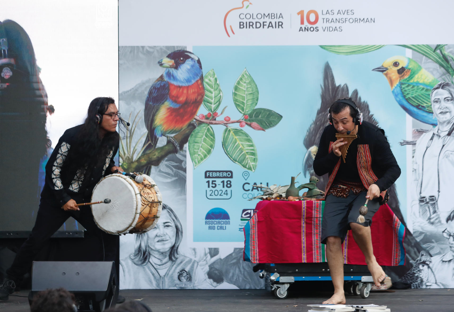 Esteban Valdivia (I) interpreta una flauta de pan de plumas de cóndor.