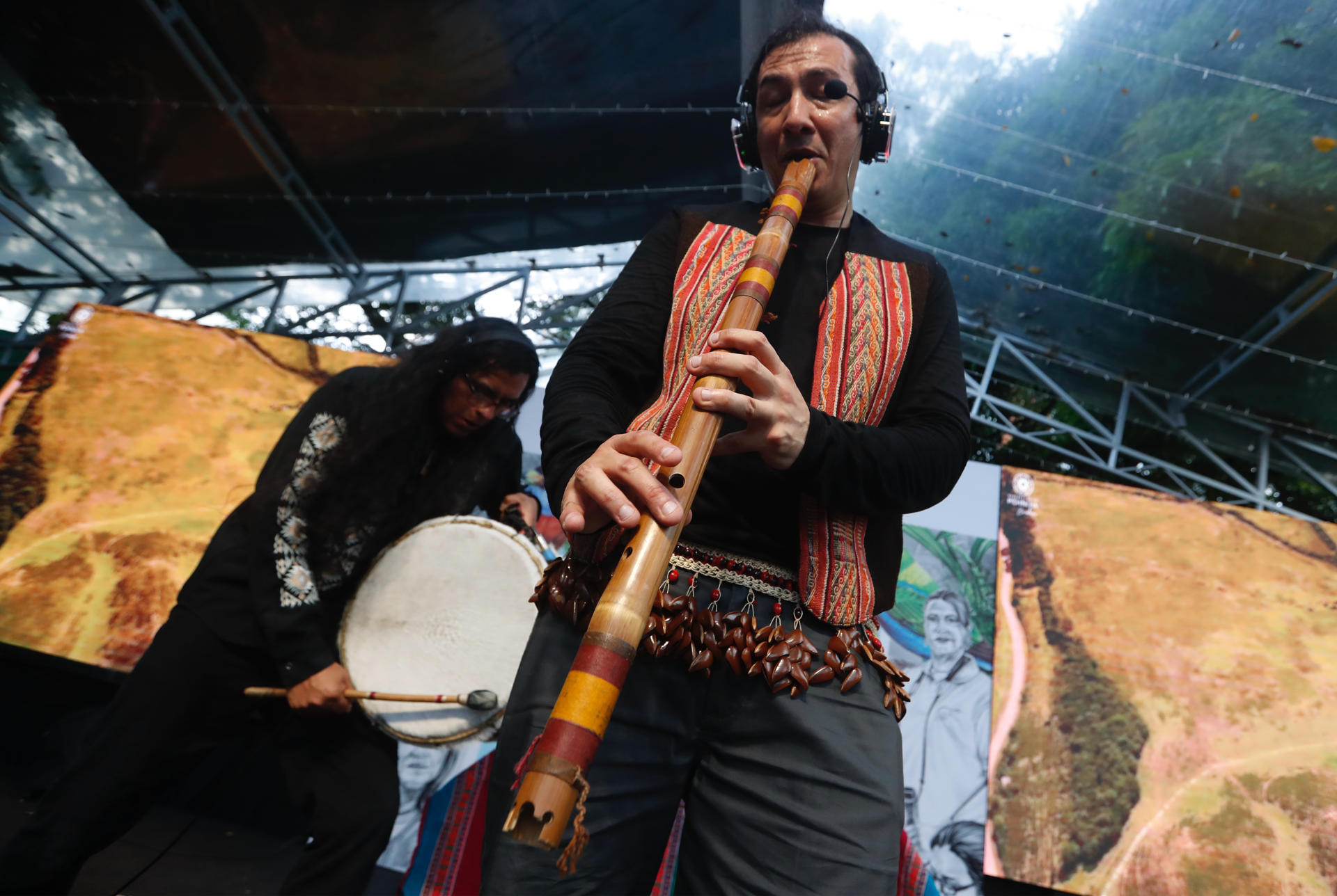 Esteban Valdivia interpreta con una flauta lauta de bambú.