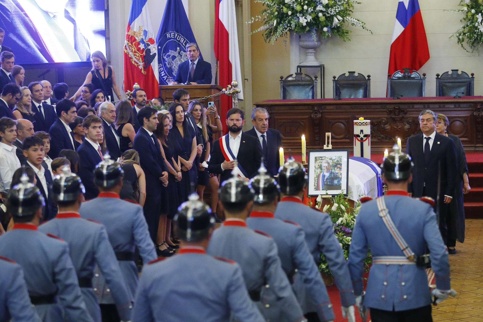 El presidente de Chile, Gabriel Boric, y los expresidentes Eduardo Frei Ruiz-Tagle y Michelle Bachelet acompañan el féretro.