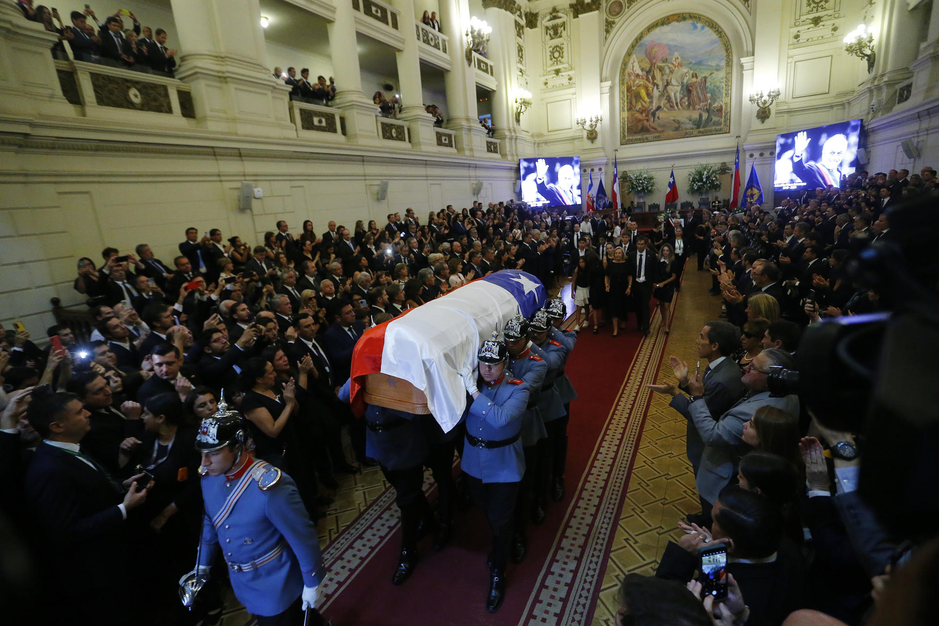 El féretro de Sebastián Piñera en la antigua sede del Congreso Nacional.