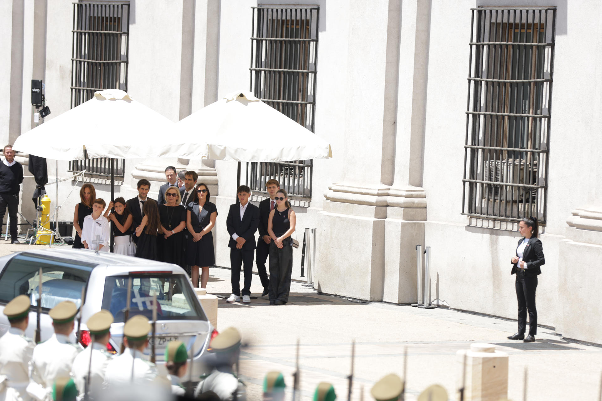 Familia de Piñera observa cómo el cuerpo entra al Palacio de La Moneda.