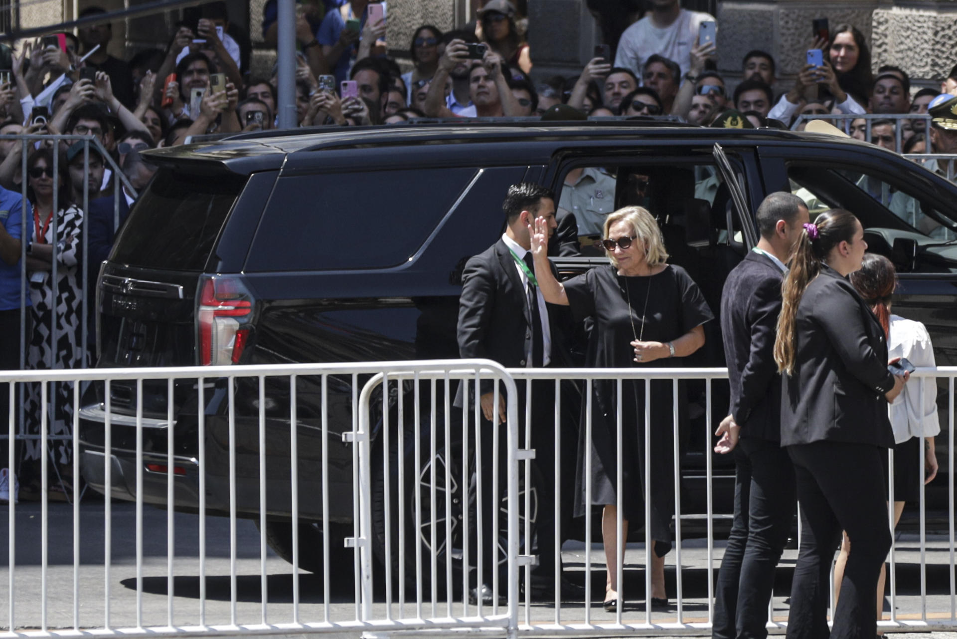 Cecilia Morel, viuda del expresidente Sebastián Piñera, saluda a su llegada al Palacio de La Moneda.