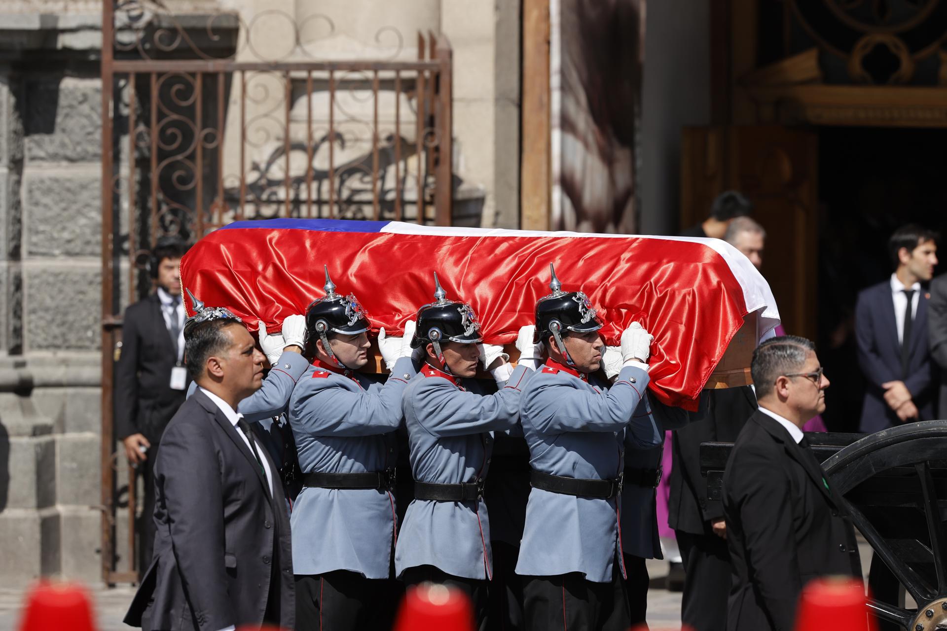 El cuerpo de Piñera fue trasladado al Palacio de La Moneda.