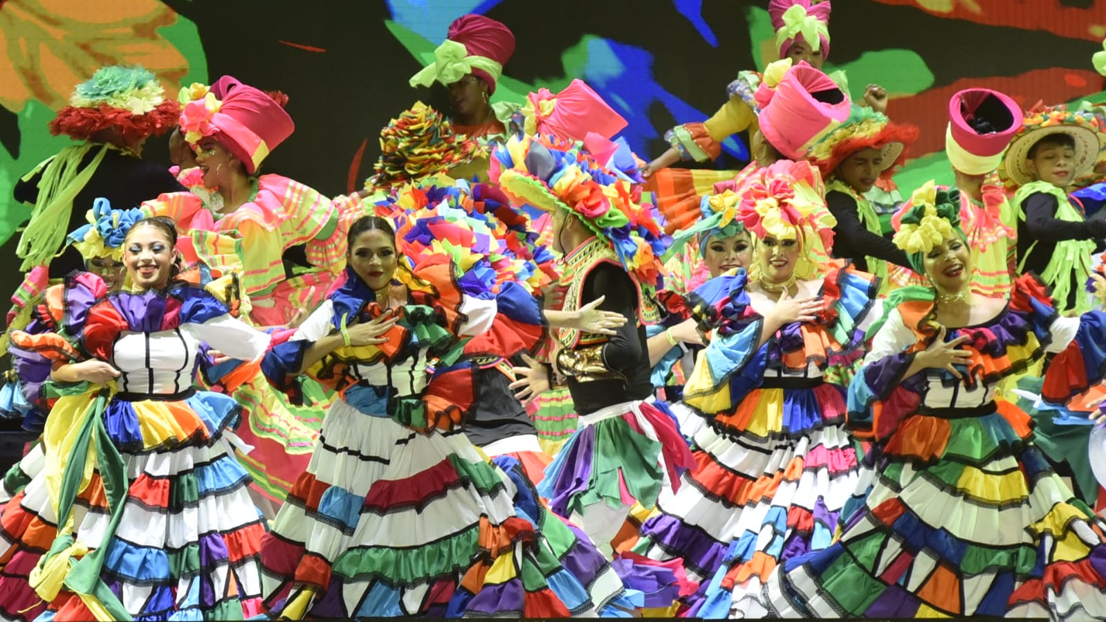 Danzantes mostrando el colorido y la alegría del Carnaval. 