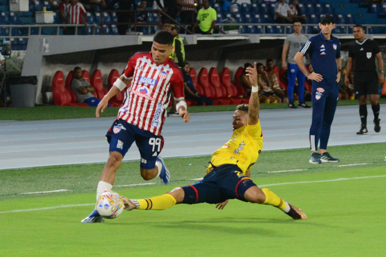 José Bernal intenta impedir el avance de José Enamorado. 