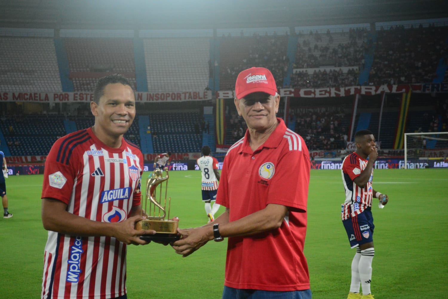 Estewil Quesada entregó a Carlos Bacca el premio Deportista del Año Acord Atlántico 2023. 