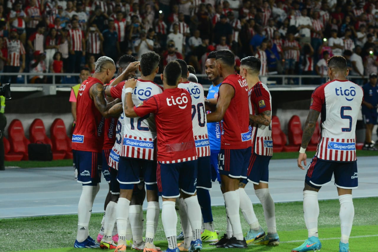 La celebración del primer gol del Junior, dedicada a Vladimir Hernández por su cumpleaños. 