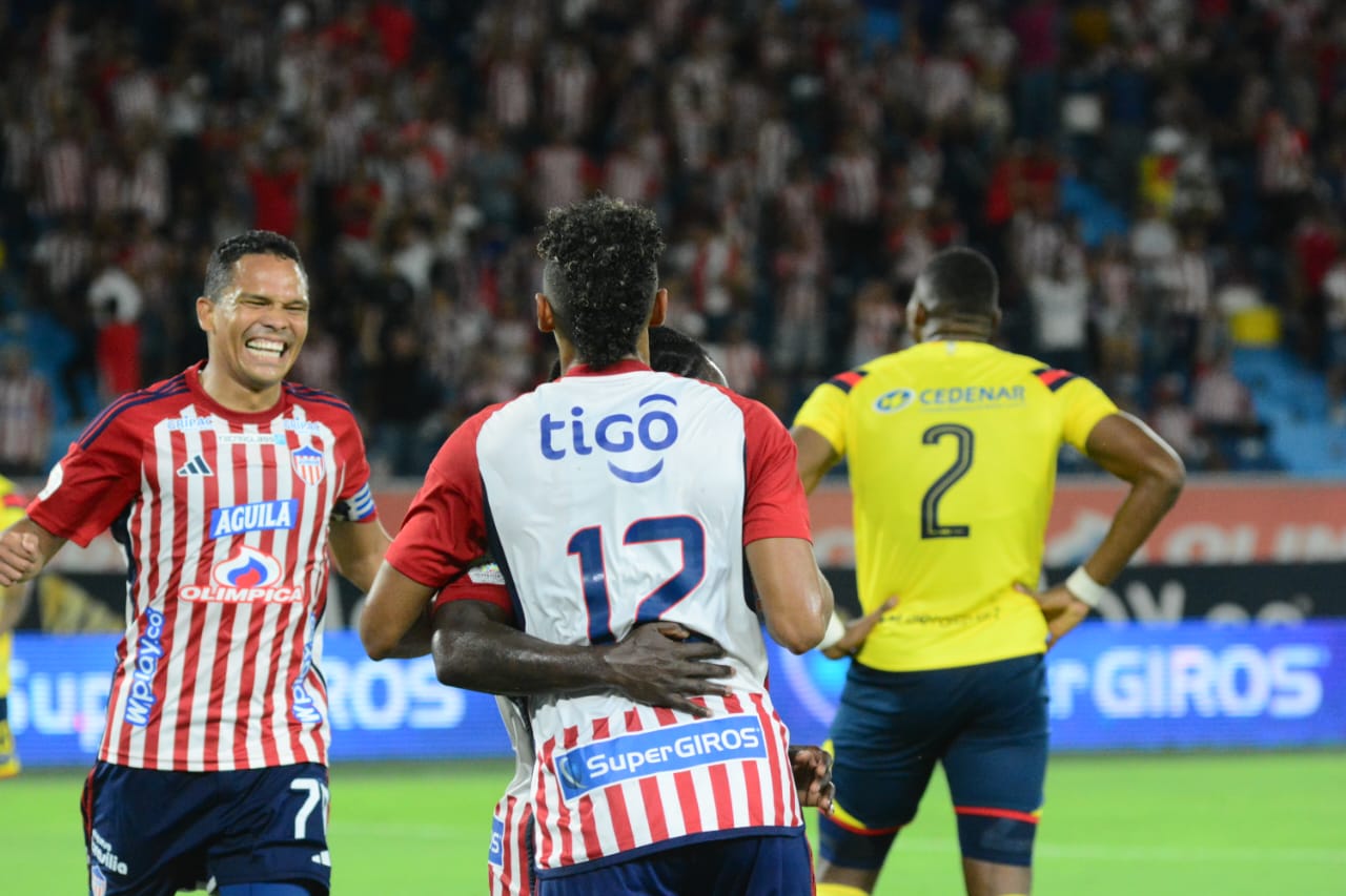 Carlos Bacca se acerca para sumarse a la celebración de Yimmi Chará y Gabriel Fuentes. 