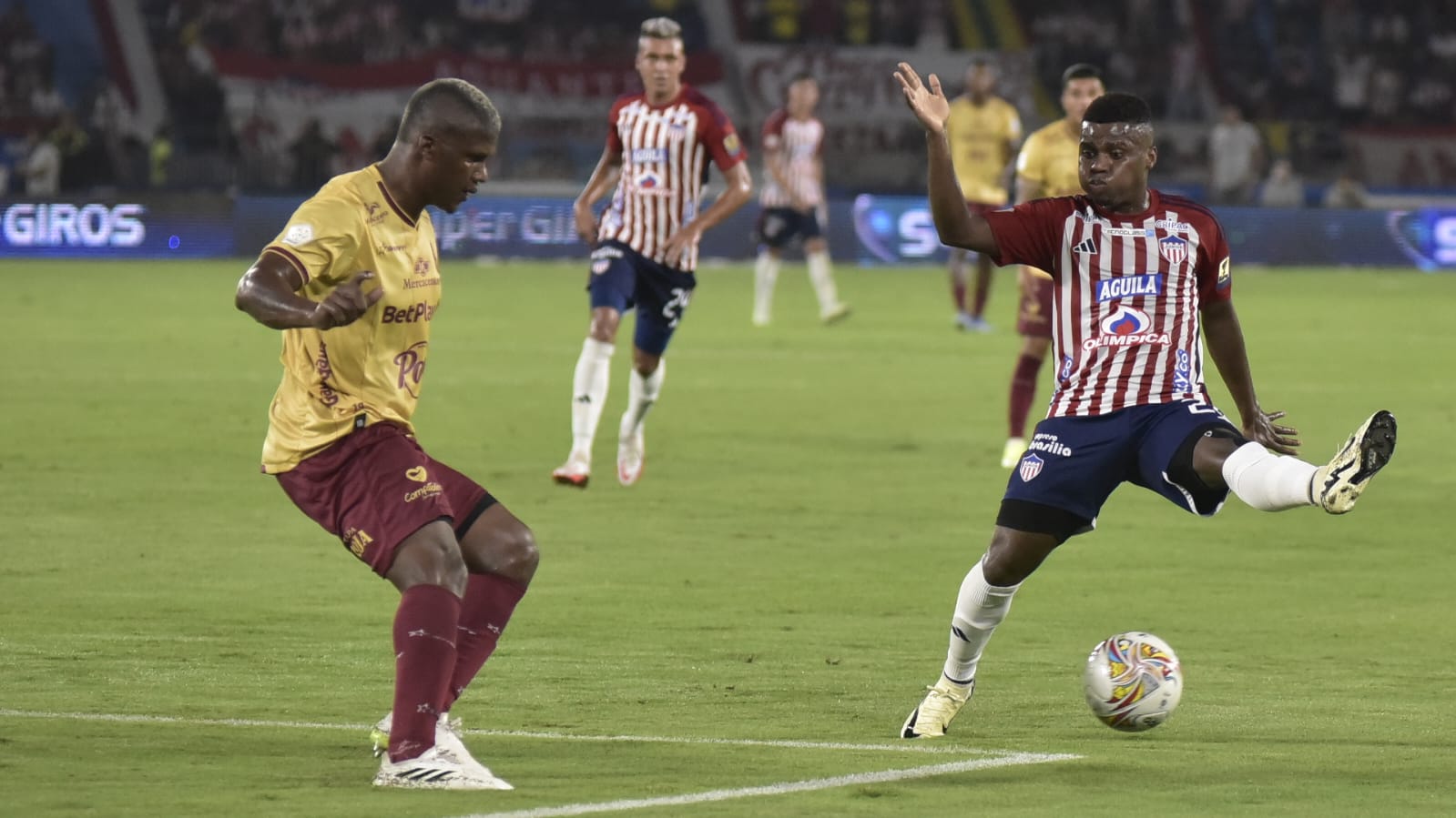 Deíber Caicedo intenta interceptar un balón impulsado por Marlon Torres. 