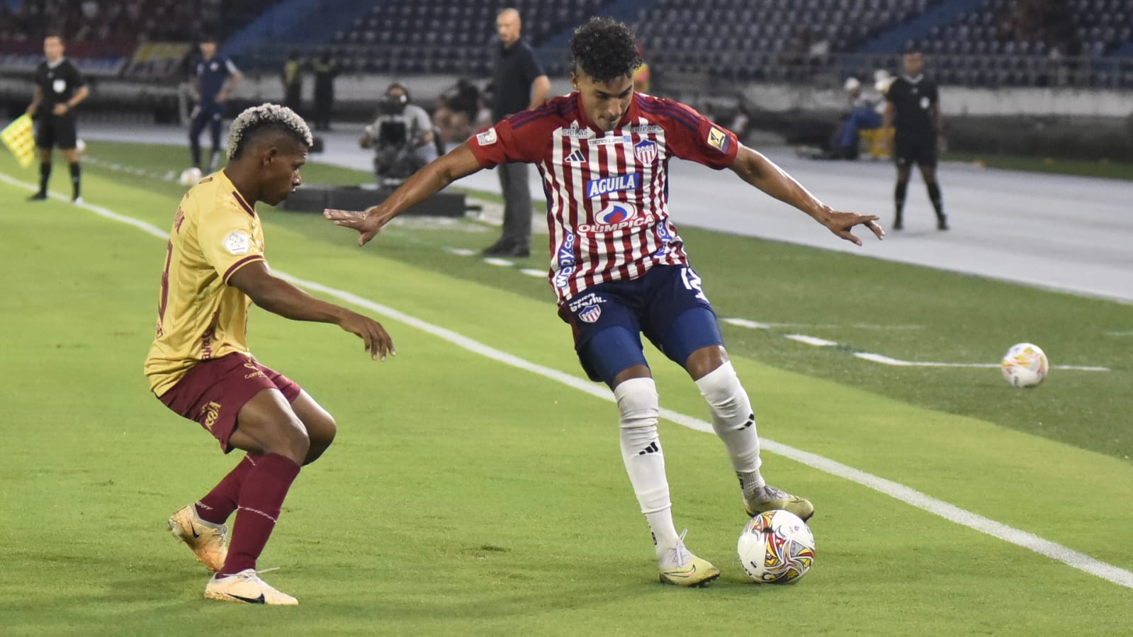 Gabriel Fuentes domina la pelota ante la marca de Kevin Pérez. 