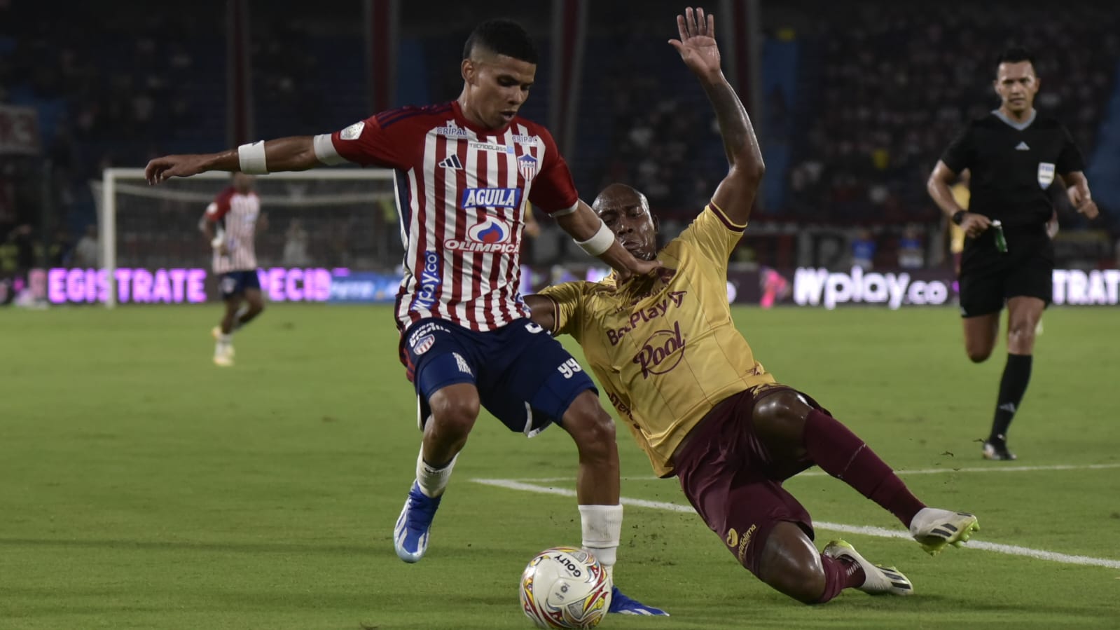 José Enamorado intenta ganar el fondo ante la marca de Junior Hernández. 