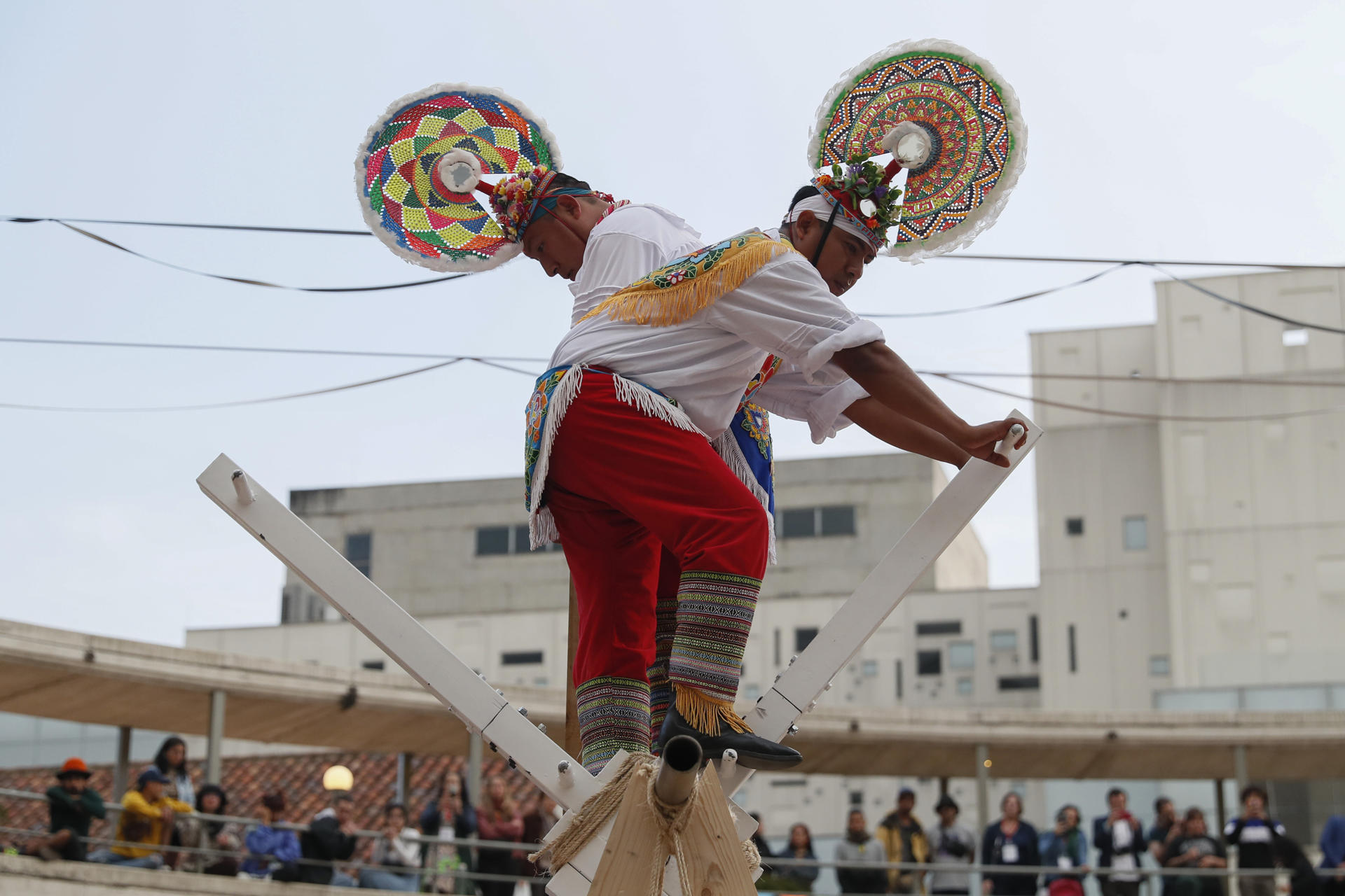 Los Voladores de Papantla un circo diferente