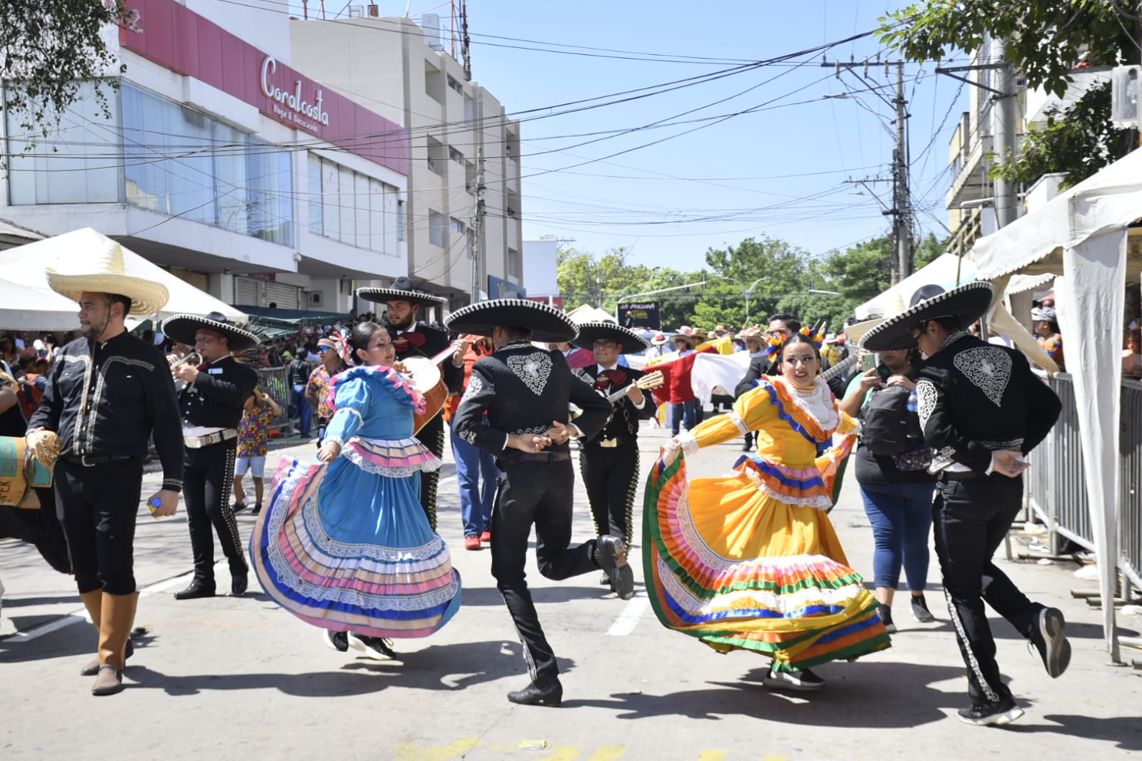 Grupos mexicanos ‘Mariachi Pura sangre', 'Ollín yolotí' y 'Grupo Taze'.