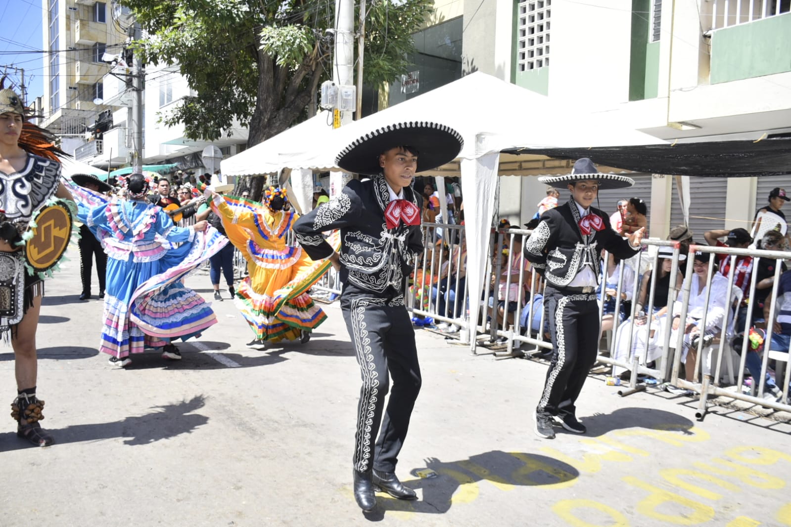 Grupos mexicanos ‘Mariachi Pura sangre', 'Ollín yolotí' y 'Grupo Taze'.