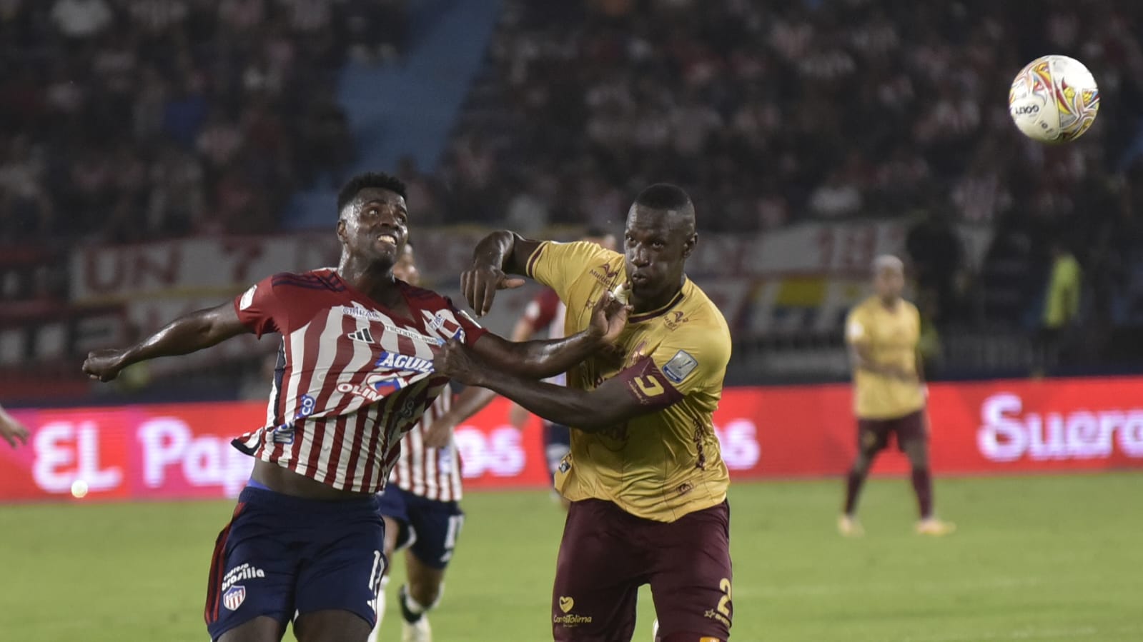 Marco Pérez en un forcejeo con el defensa Anderson Angulo. 