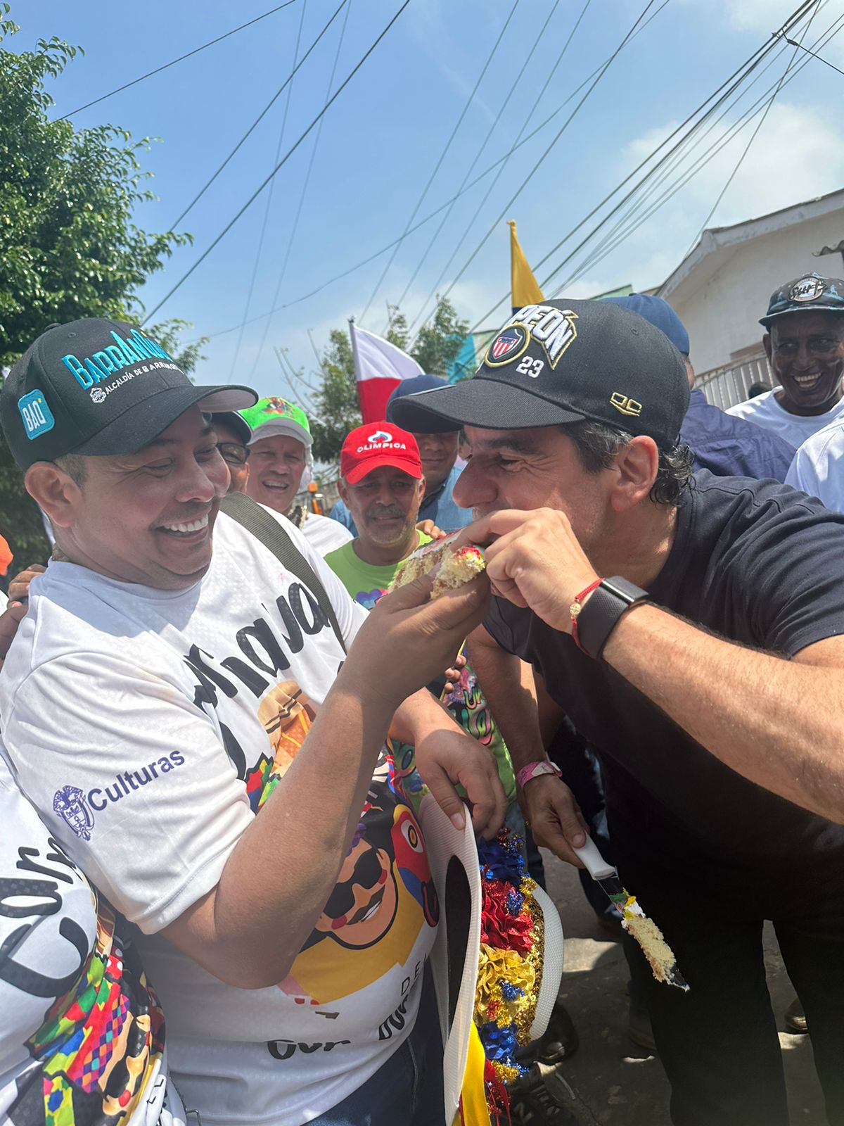 El alcalde Alex Char y su secretario de Cultura, Juan Carlos Ospino, comiendo pudín