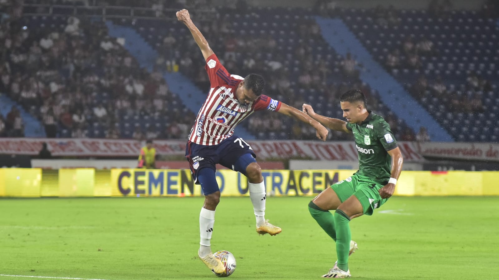 Carlos Bacca intenta dominar el balón ante la marca de Felipe Aguirre. 