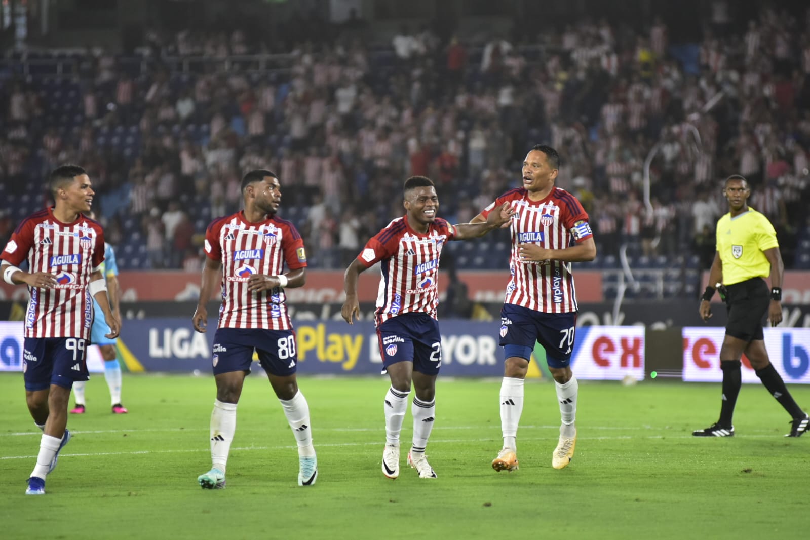 Déiber Caicedo celebra su gol con Carlos Bacca. 