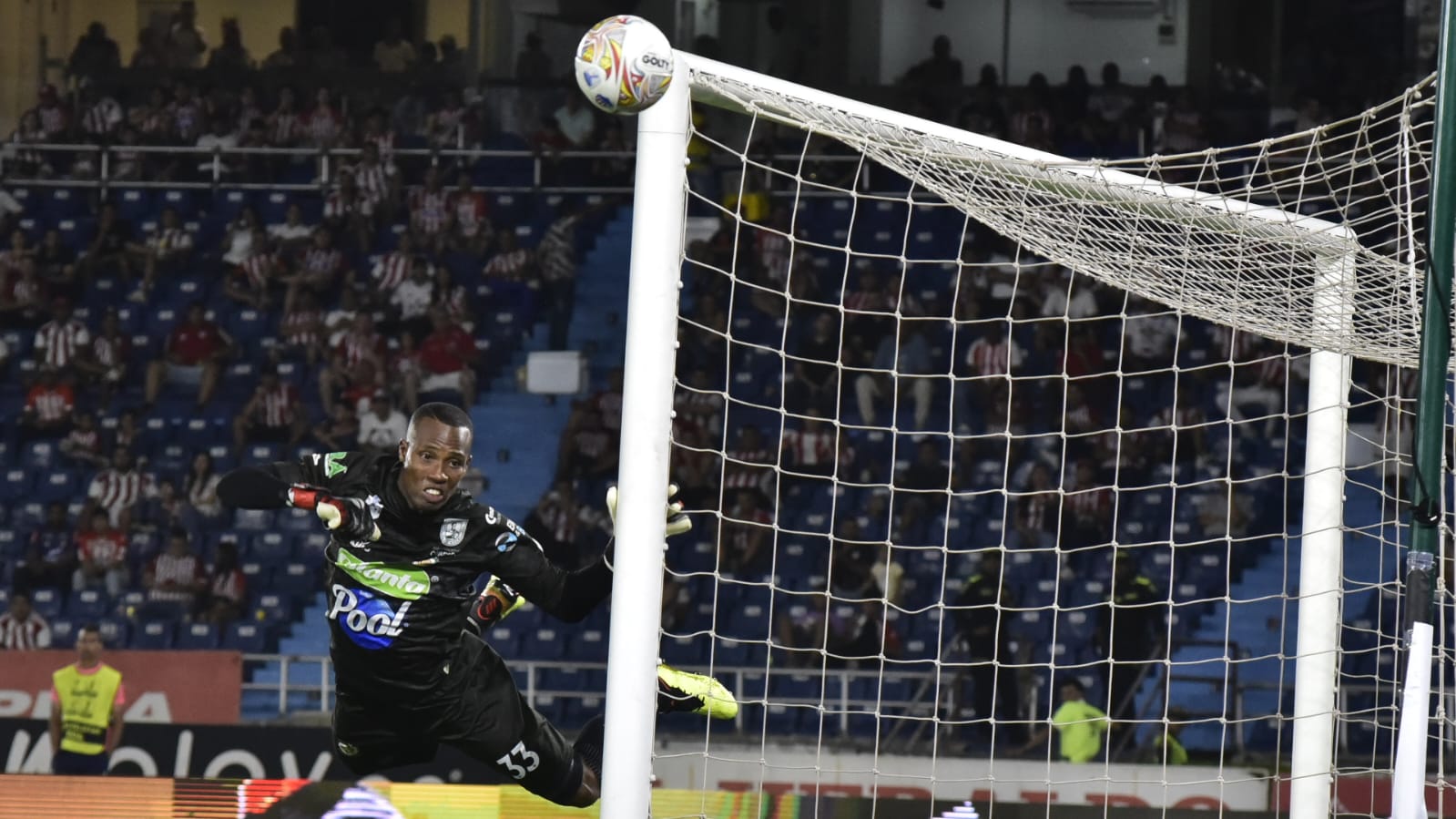 Jhon Figueroa evita el gol de tiro libre de Roberto Hinojosa. 