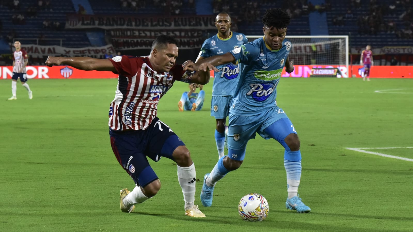 Darwin Andrade llega al cierre de Carlos Bacca. 