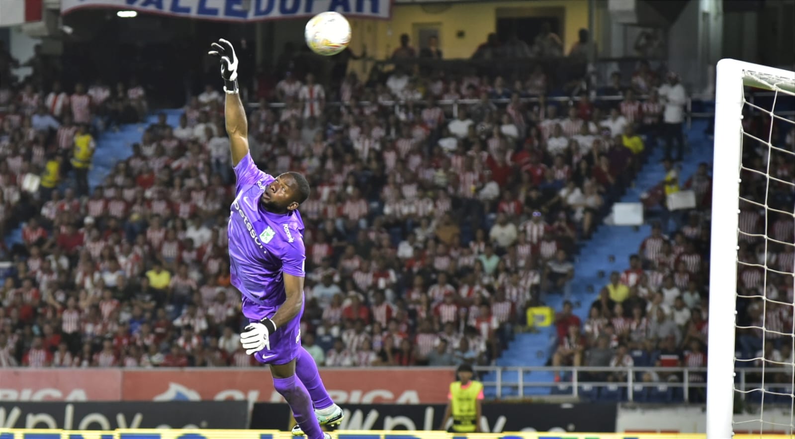 Volada de Harlen Castillo, portero de Nacional y gran figura del partido.