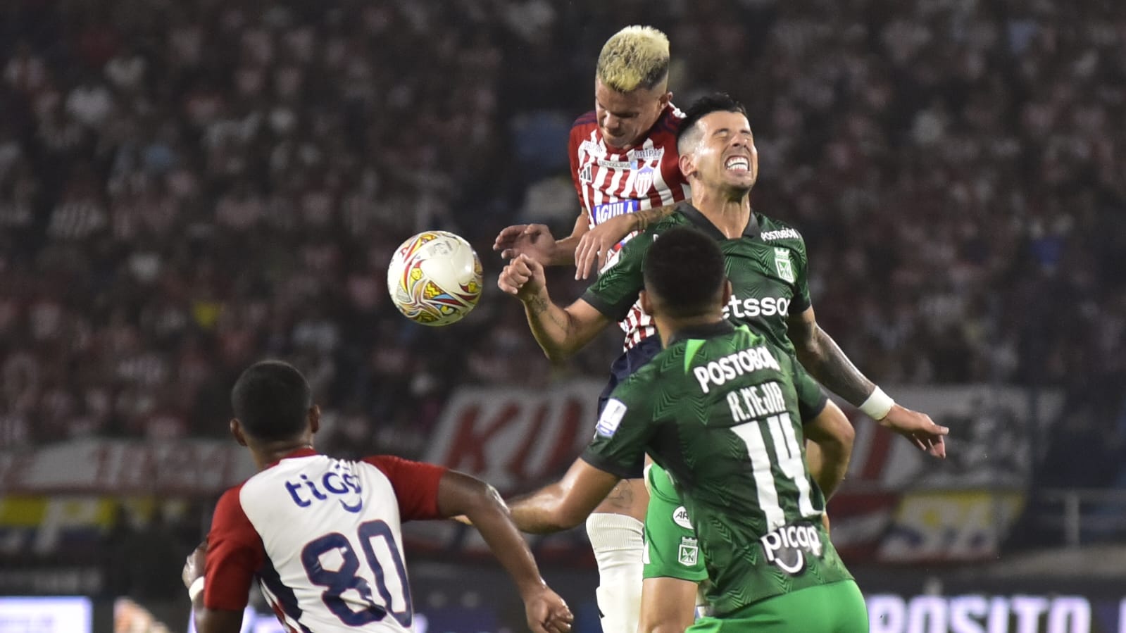 Intento de Wálmer Pacheco de ganarle en el juego aéreo a Pablo Ceppelini. 