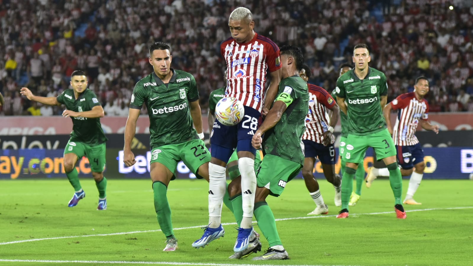 Jermein Peña en una acción ofensiva en el área de Nacional. 