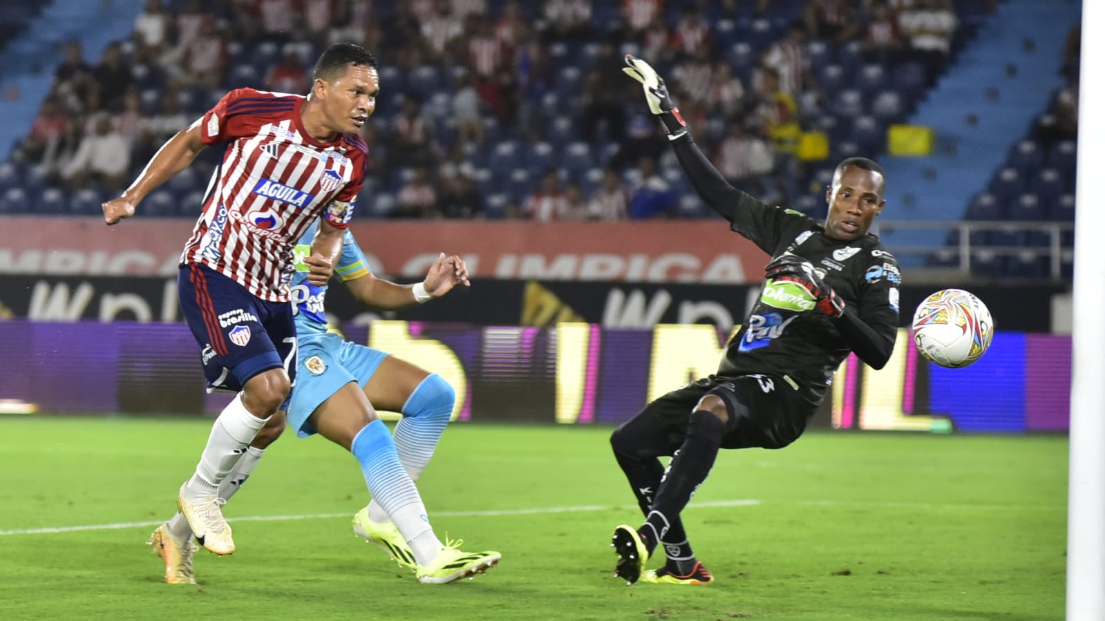 El segundo gol del Junior marcado con golpe de cabeza de Carlos Bacca.