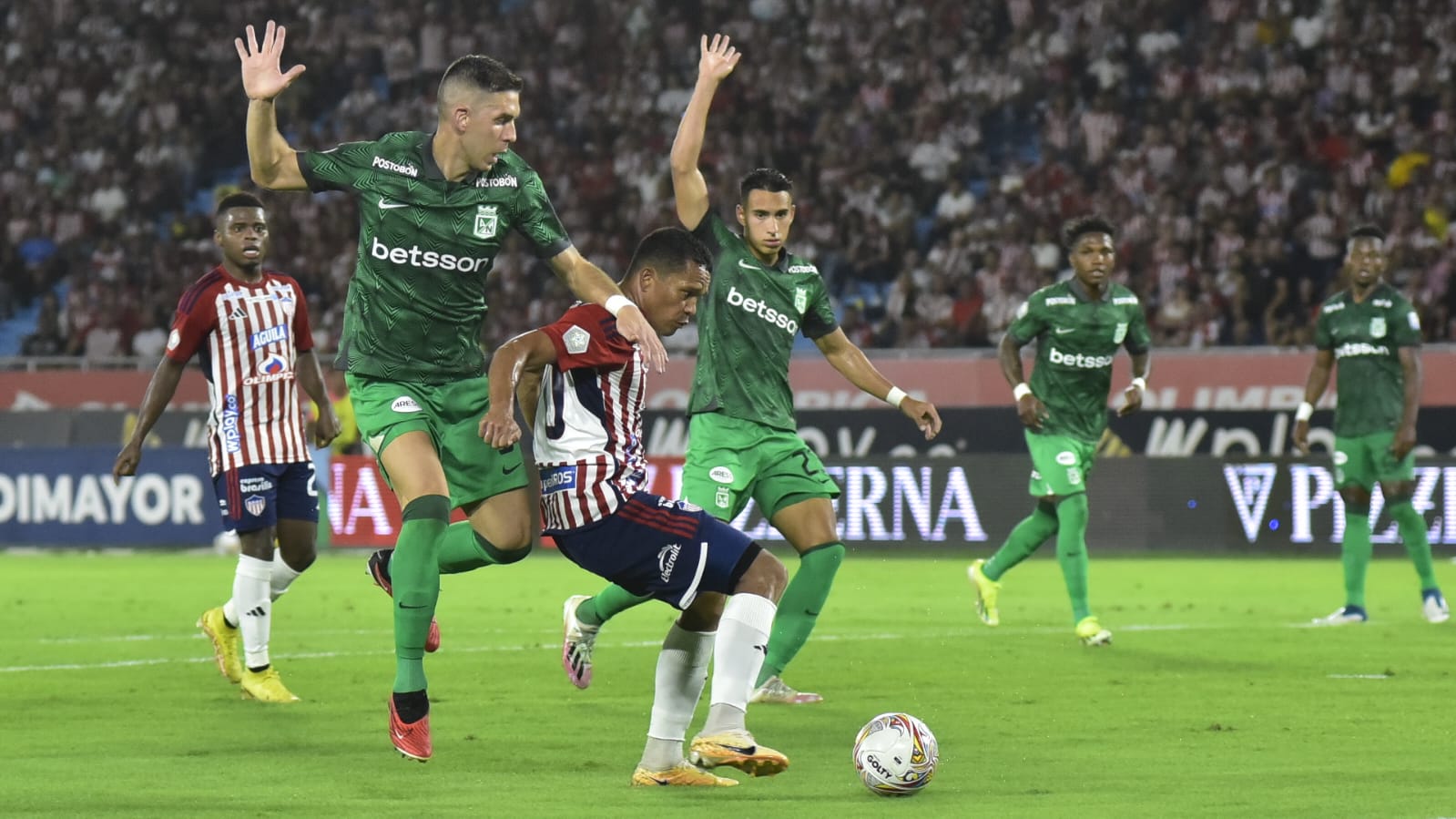 Carlos Bacca intenta avanzar con la marca encima de Felipe Aguirre. 