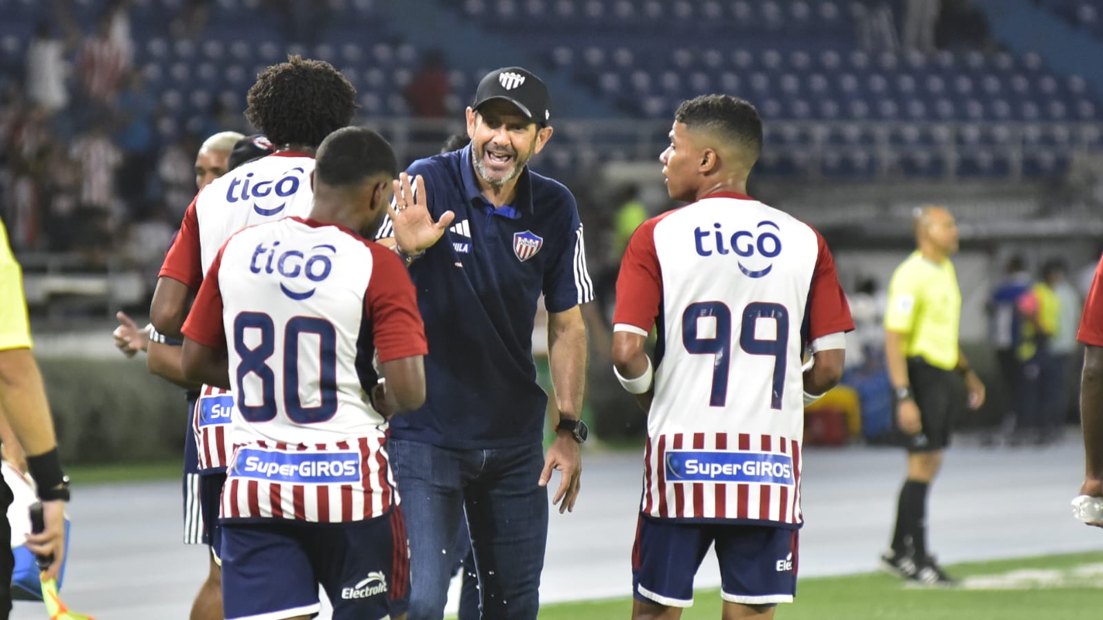 Arturo Reyes, técnico del Junior, entrega indicaciones a Déiber Caicedo y José Enamorado. 