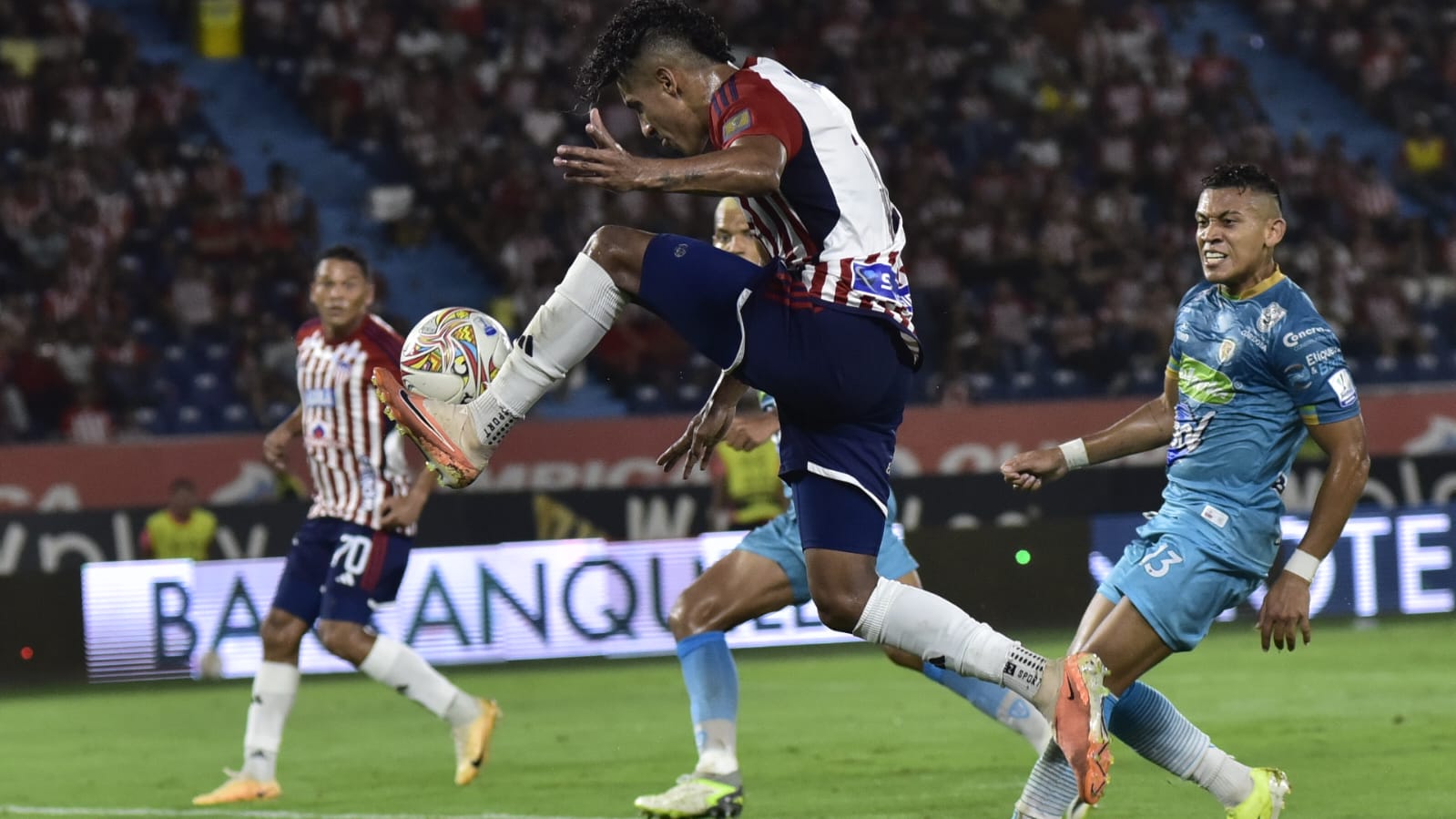 Gabriel Fuentes levanta el centro para el gol de Bacca. 