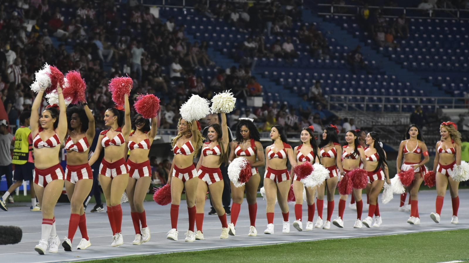 Las porristas del Junior durante su show del entretiempo. 