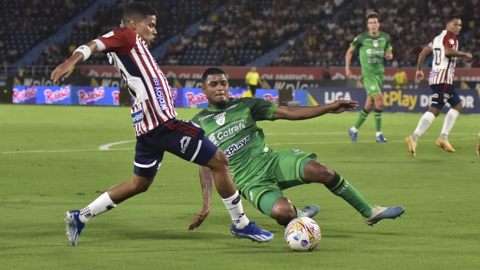 José Enamorado recibió una falta dentro del área.