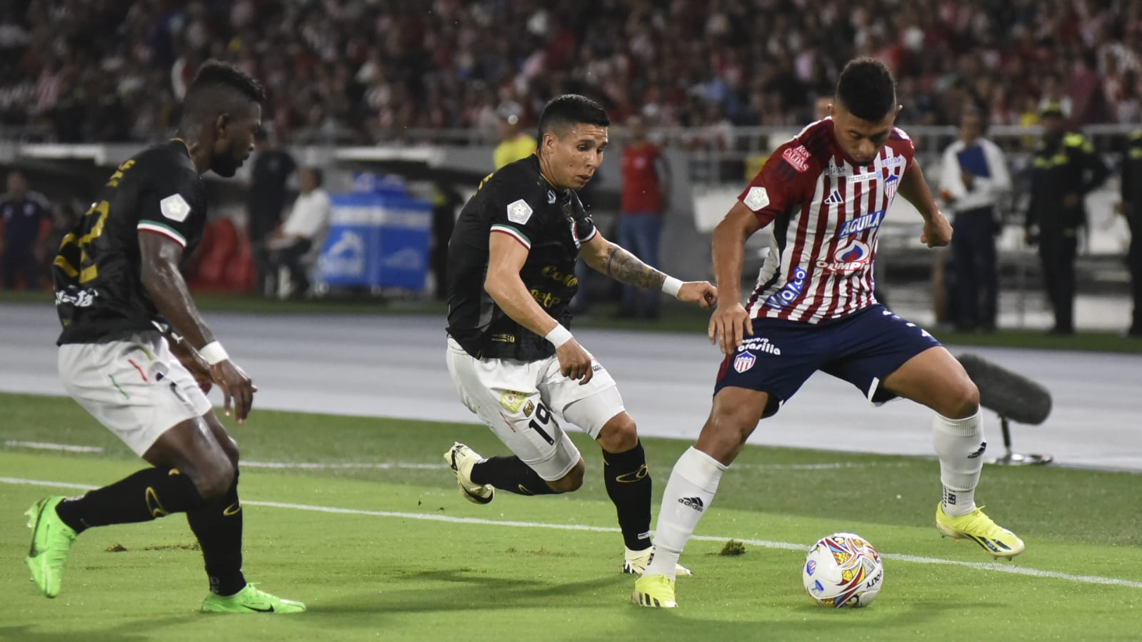 Edwin Herrera domina la pelota ante la marca de Mateo García. 