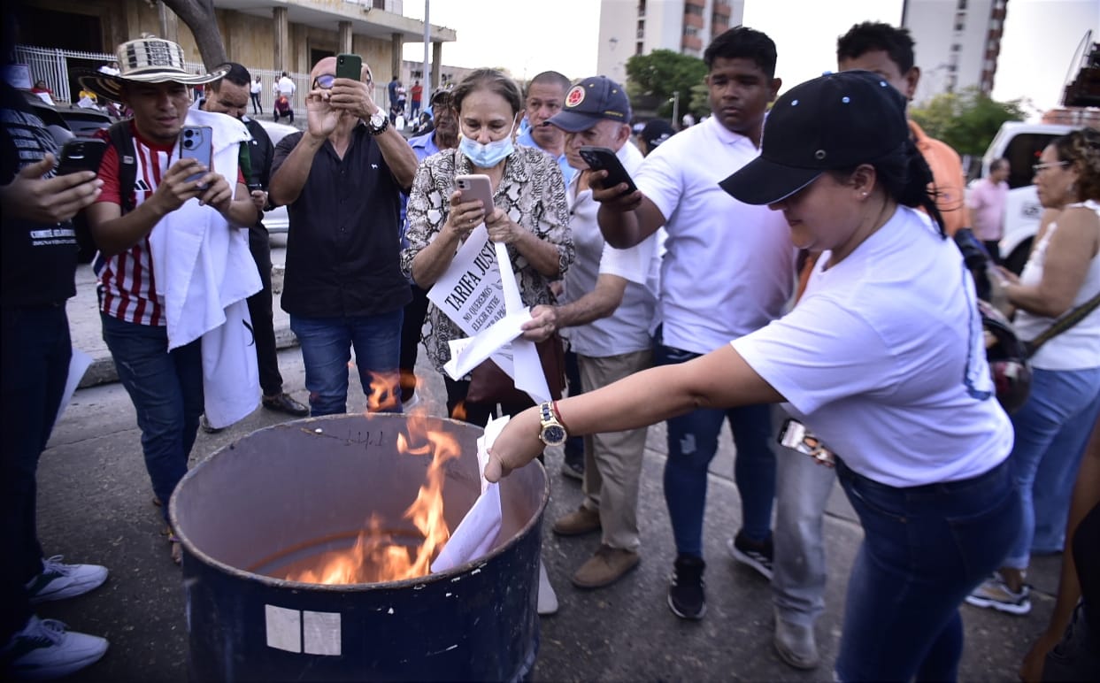 Con una quema de recibos terminó protesta por altas tarifas de energía