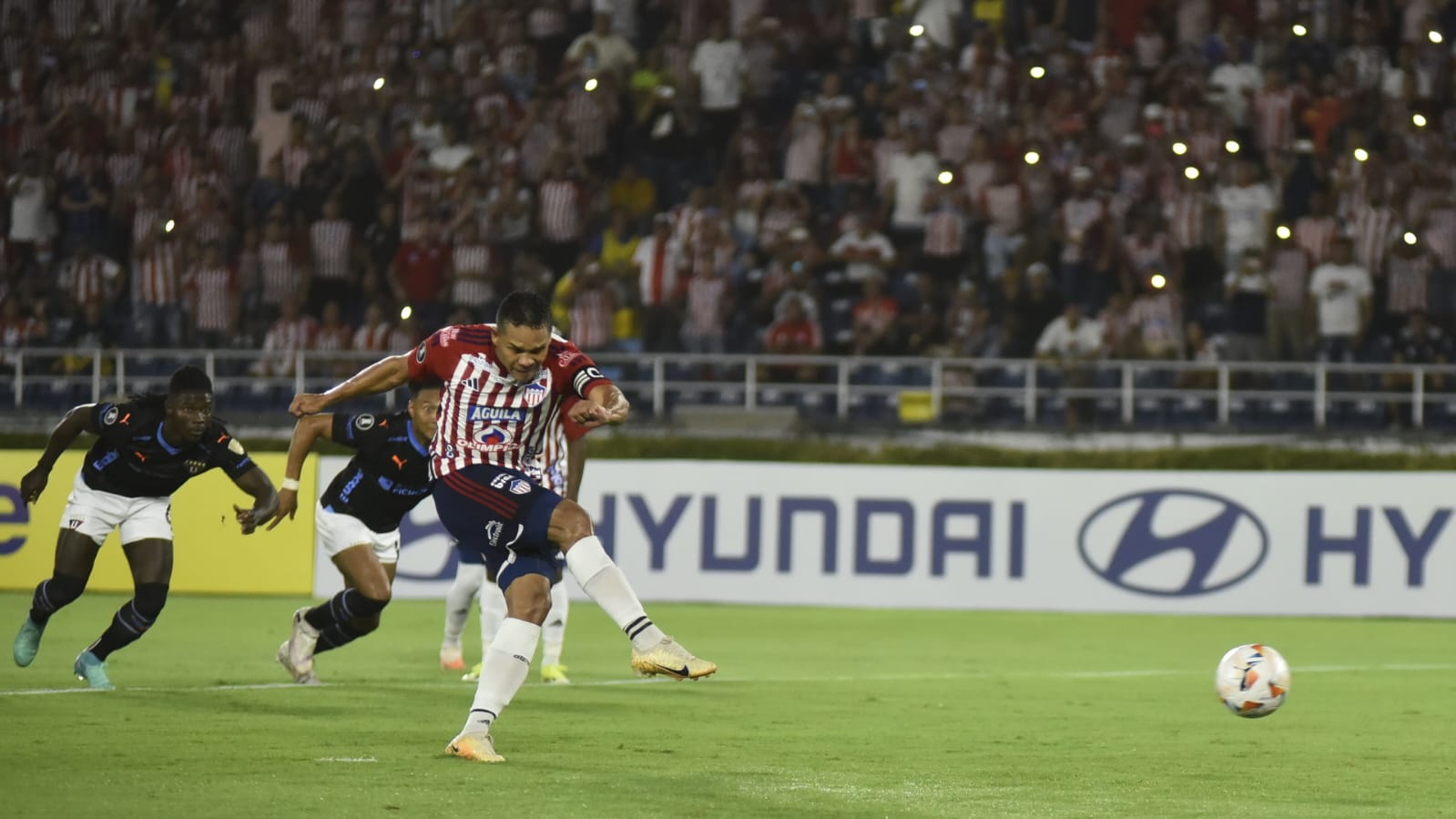 La pena máxima ejecutada y convertida por Bacca en el primer tiempo. 