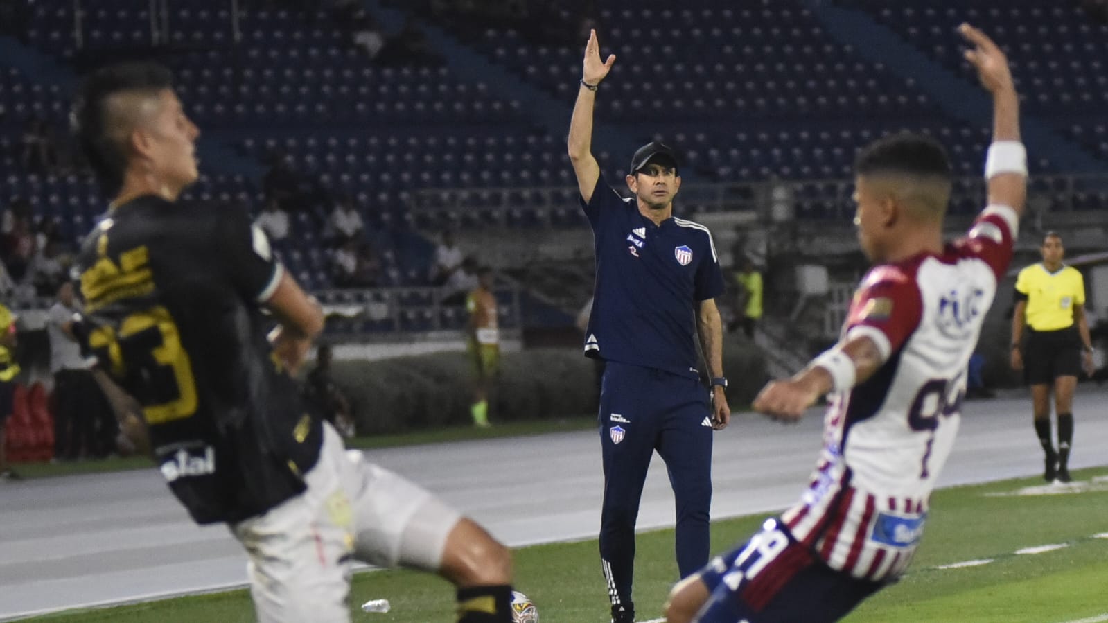 El técnico del Junior, Arturo Reyes, reclama una falta sobre Enamorado.