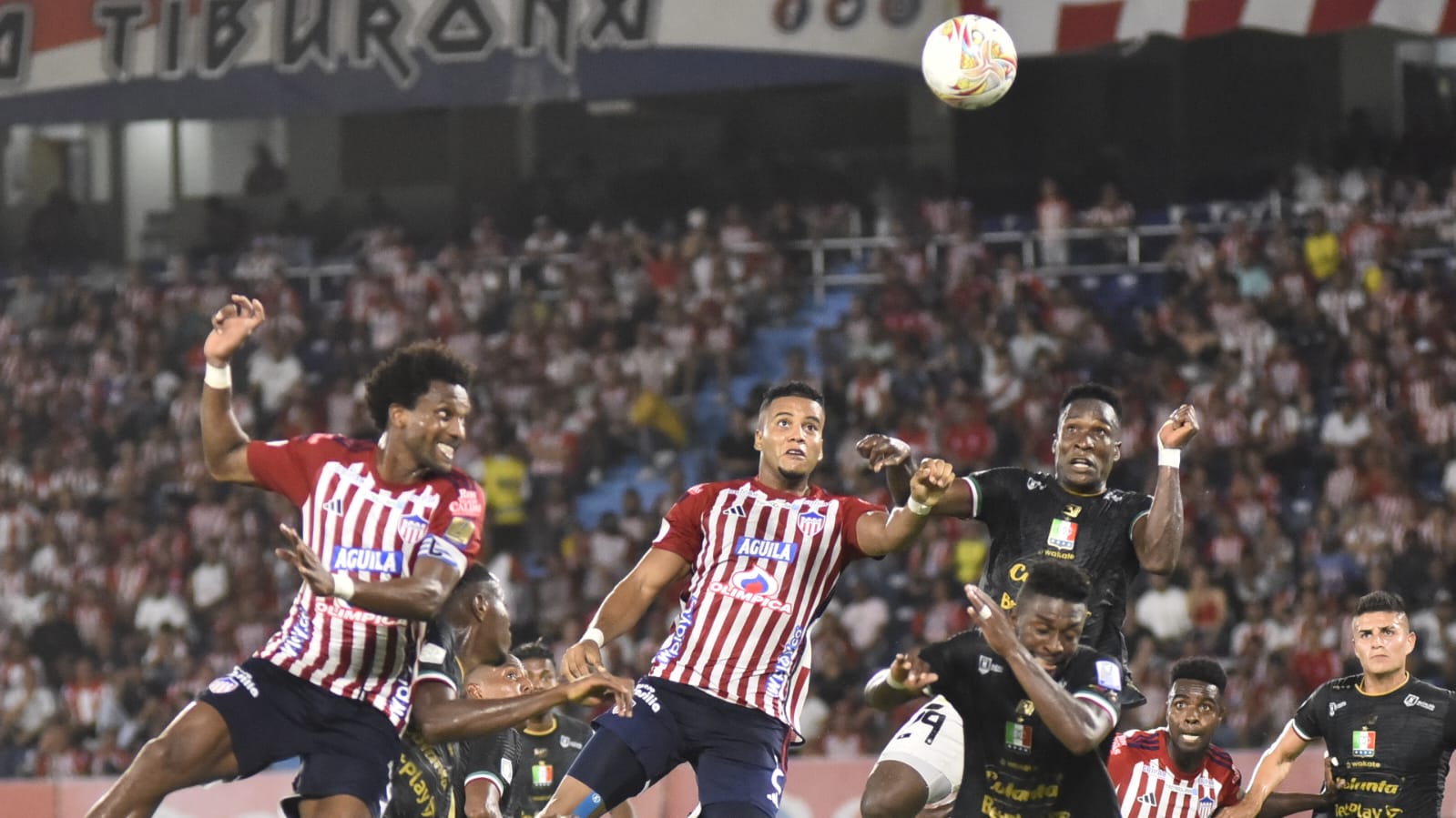 Didier Moreno y Howell Mena saltan a cabecear en un ataque aáreo de Junior.