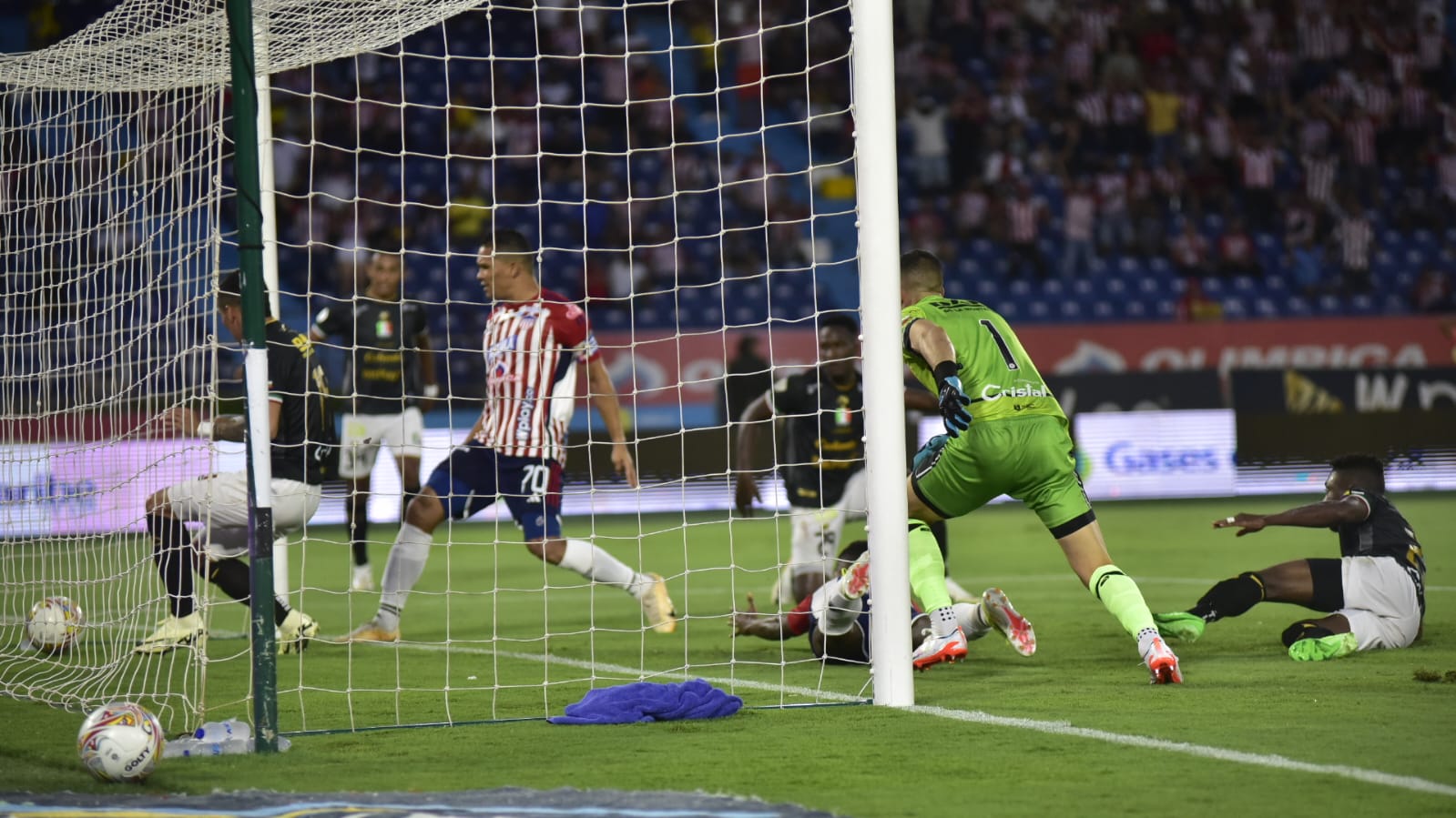 Jugada de gol invalidada a Carlos Bacca por fuera de lugar previo. 