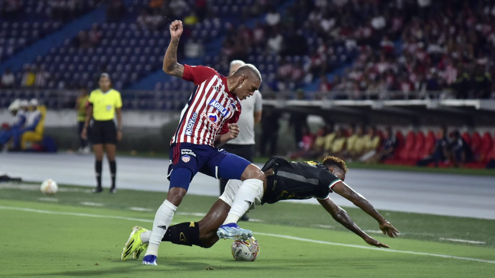 Jermein Peña entra con fuerza a recuperar la pelota ante Gustavo Torres. 