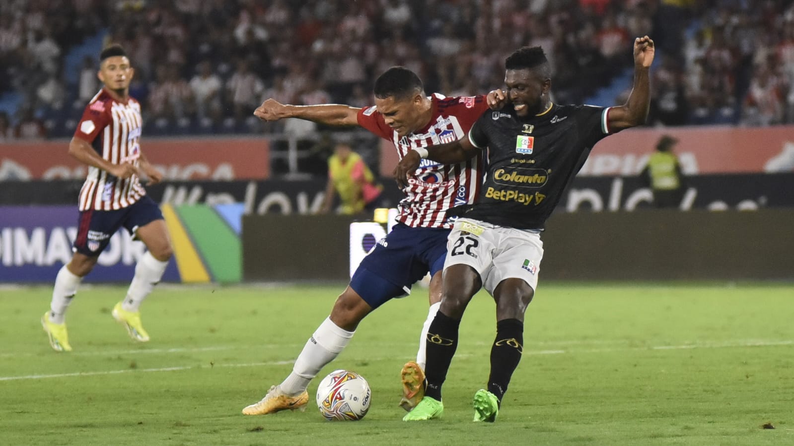 Carlos Bacca en un duelo con Juan David Cuesta.