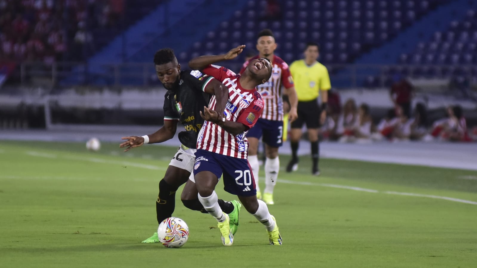 Déiber Caicedo es detenido con falta por Juan David Cuesta. 