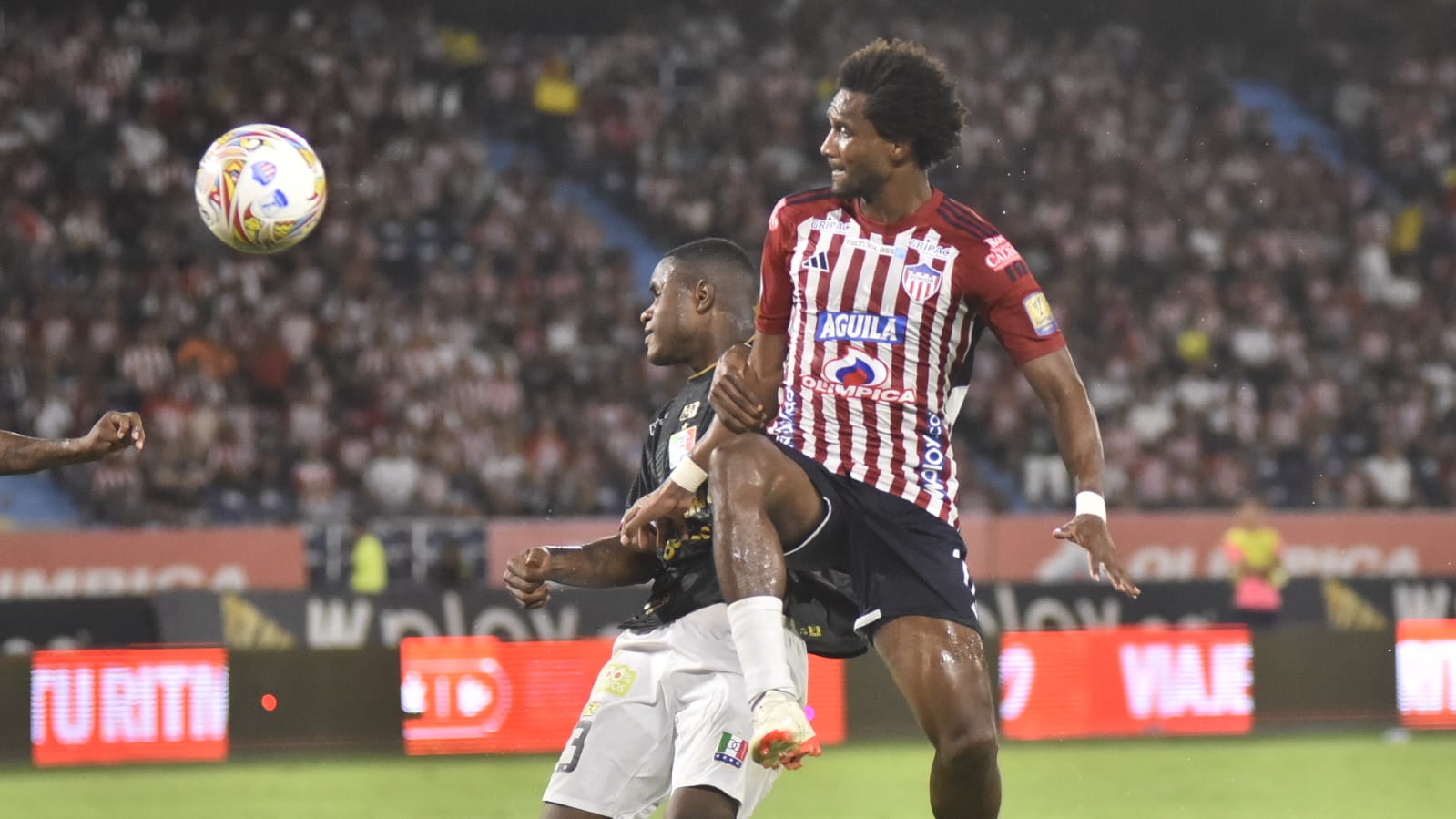 Didier Moreno disputa la pelota con Stalin Valencia. 