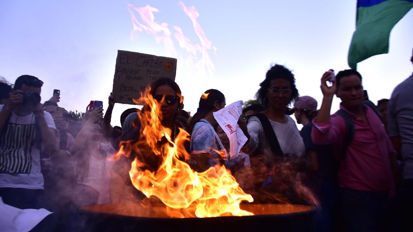 Los manifestantes incendiaron los recibos de energía. 