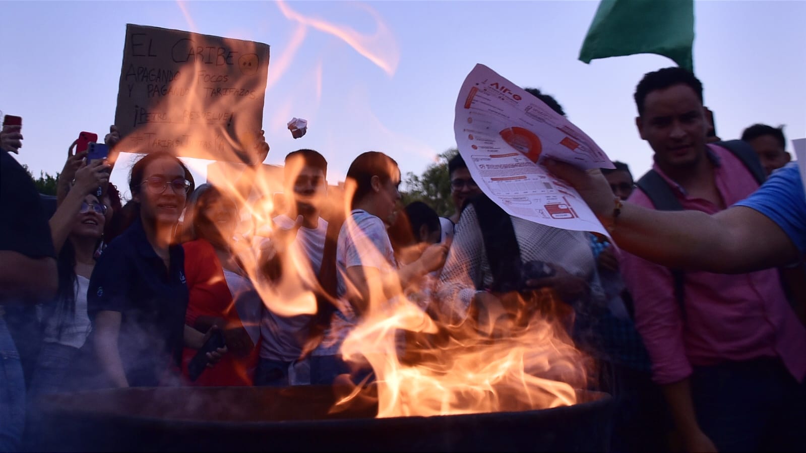 Los manifestantes incendiaron los recibos de energía. 