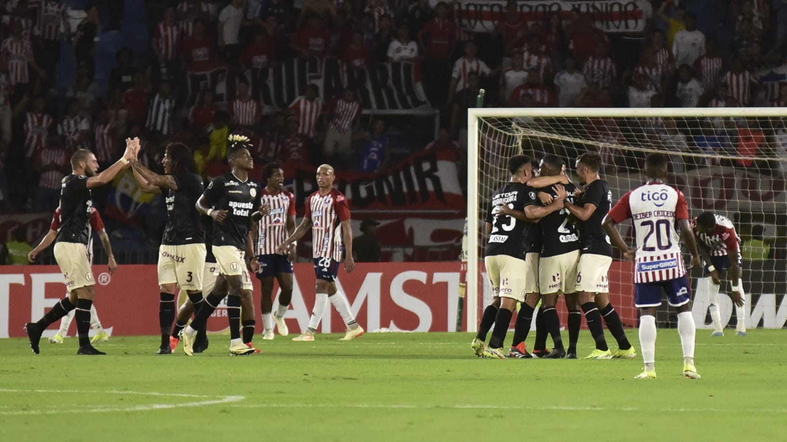 Celebración de Universitario tras el gol de Aldo Corzo. 