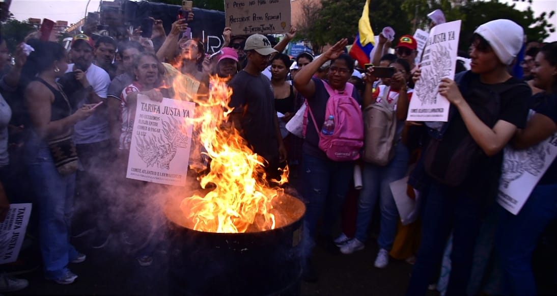 Los manifestantes incendiaron los recibos de energía. 